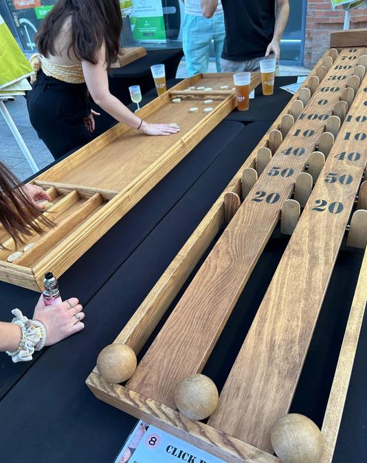 Groupe de personnes autour de jeux en bois géants en extérieur